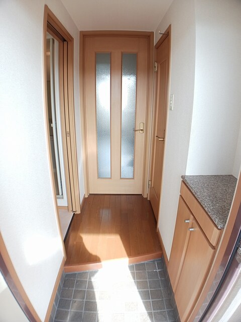 レフィナードＥ 玄関