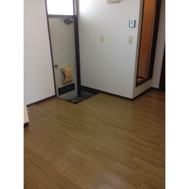 つるやハイツ 玄関