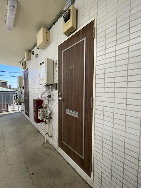 メゾン岡田 玄関