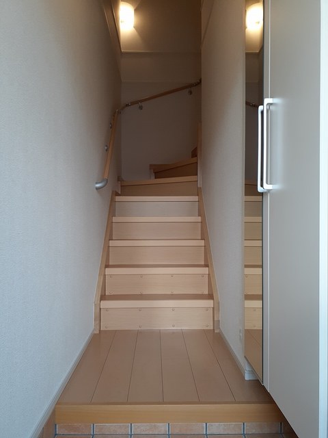 ワイズ　ヴィレッジ 玄関