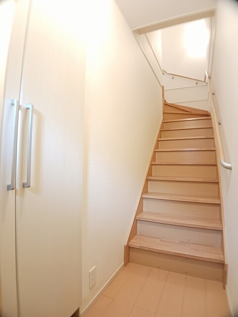 チチェローネ　Ｂ 玄関