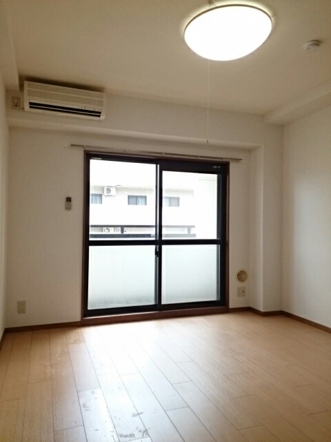 ユタカビル リビング