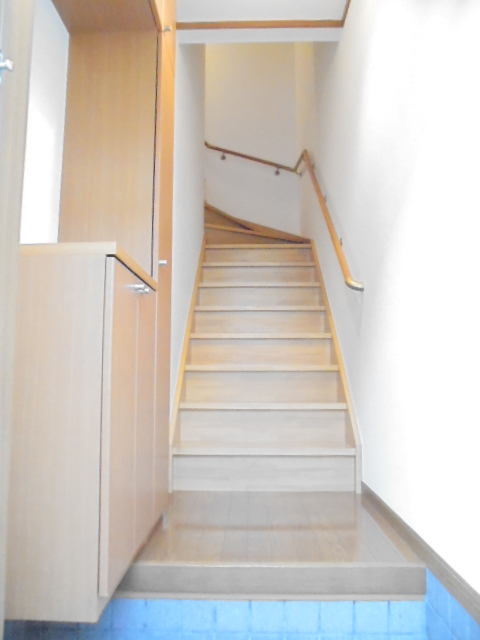 エス・テュエールＡ 玄関