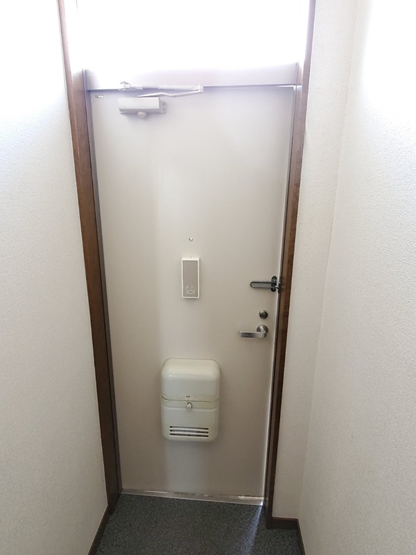 クリスタルバリヤ 玄関