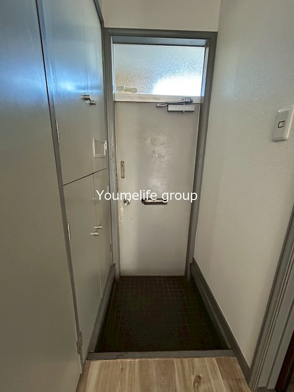 アーネスト・アツギ 玄関