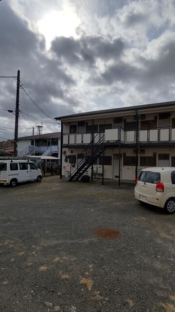 アーネスト・アツギ 駐車場