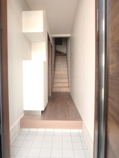 ディーズライフ元町 玄関