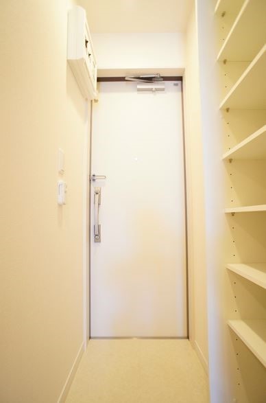 リブリ・湘南六会 玄関