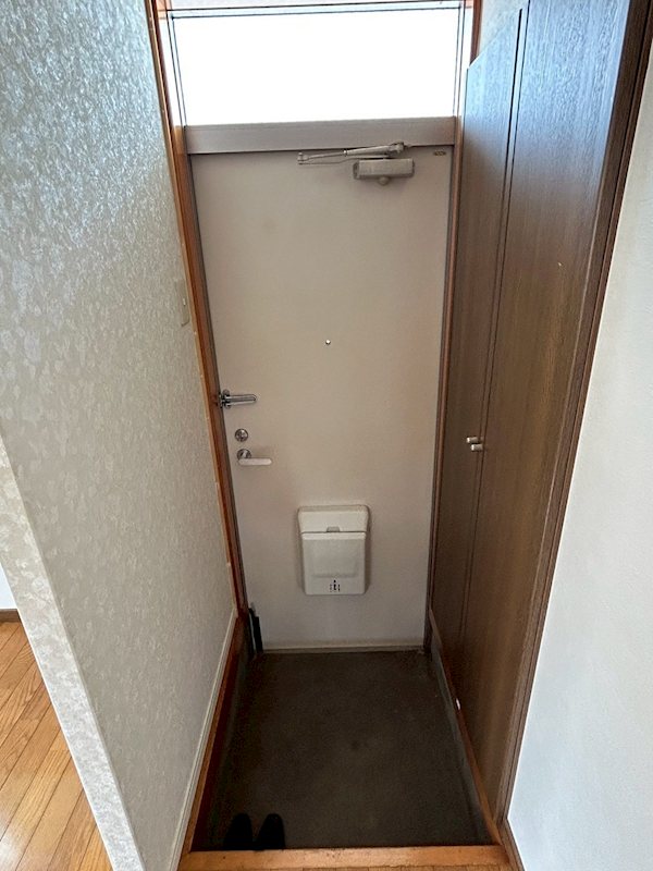 ローズガーデンC 玄関