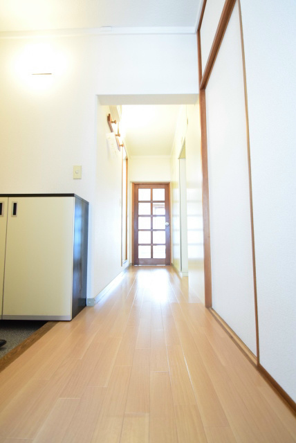 テレパレス伊勢原２号棟 玄関