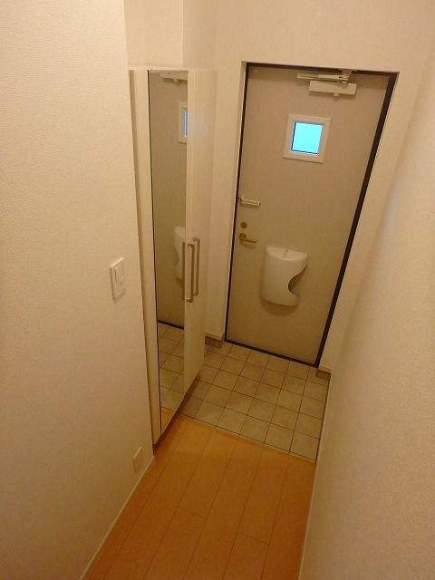 レ・ザンジュ 玄関