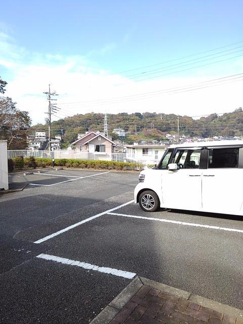 ラ・シェーヌ 駐車場