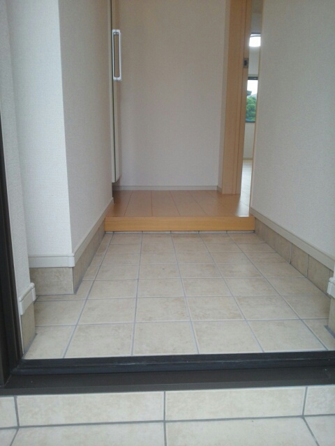 レ・ザンジュ 玄関