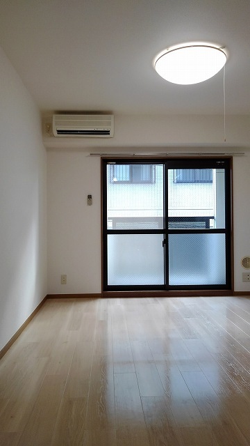 ユタカビル リビング