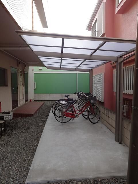 メゾン足立 駐車場