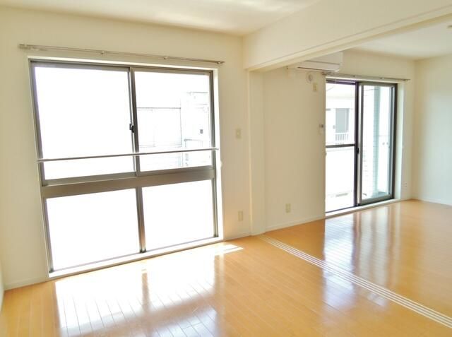 ヨコハマベルフラッツＮＯＲＴＨ＆ＳＯＵＴＨ リビング