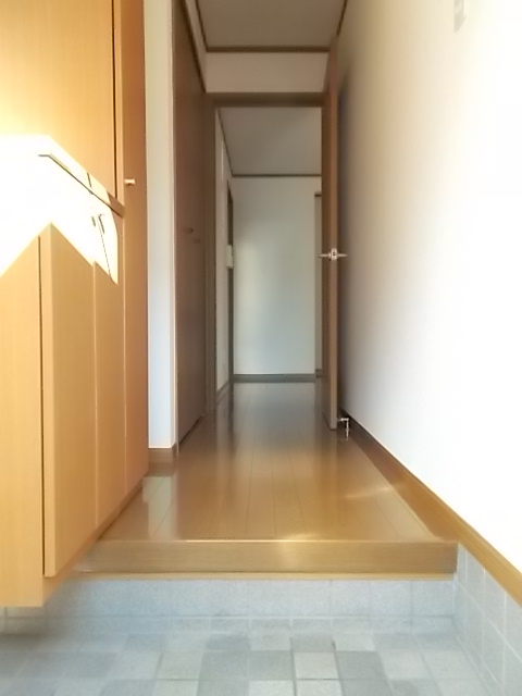 エス・テュエールＡ 玄関