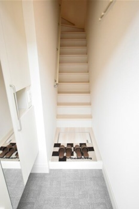 クレセントC 玄関