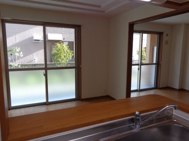 ＥＶＥＲ　ＳＨＩＮＥ　ＳＨＯＮＡＮ リビング