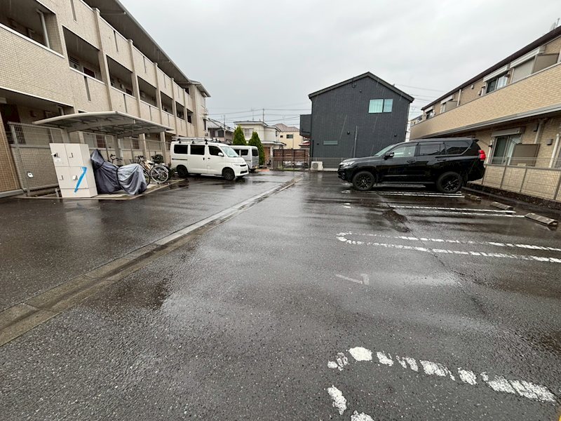 サンロイヤル 駐車場