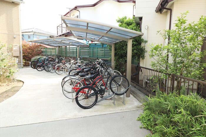 ヴィルヌーヴ　B棟 駐車場