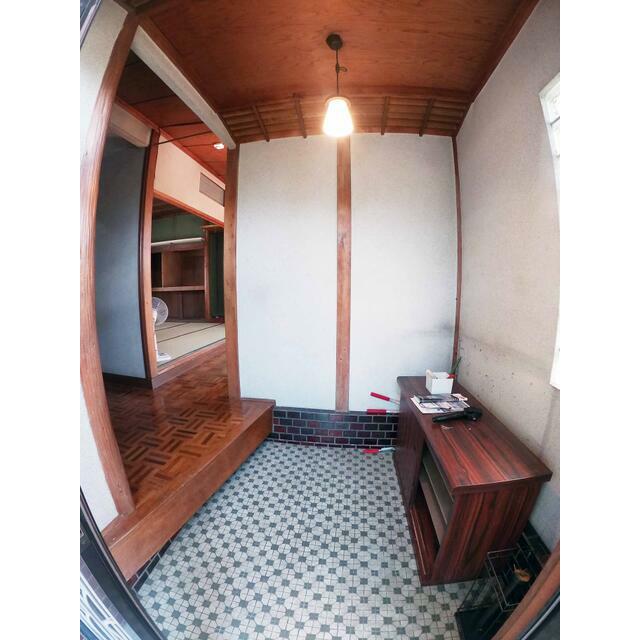 松田庶子貸家 玄関