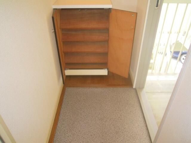 シャトルハイツ 玄関