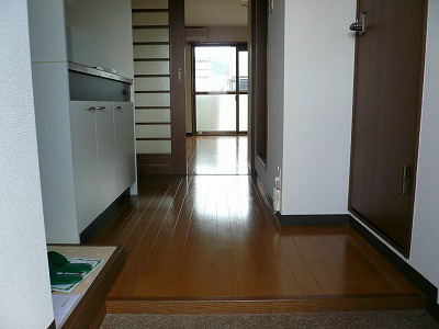 メゾン・プチルーナ 玄関