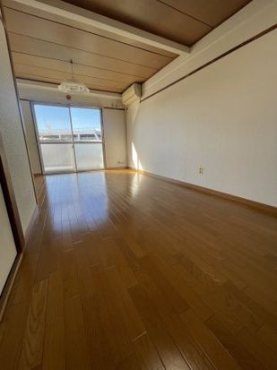 レジデンスニシイ　1号棟 リビング
