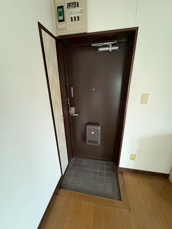 ロイヤルハイツ東海 玄関