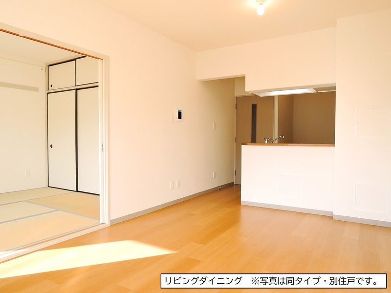 レジエ戸塚深谷　1号棟 リビング