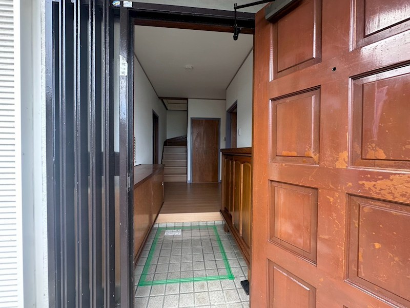 秦野市鶴巻2074戸建て 玄関