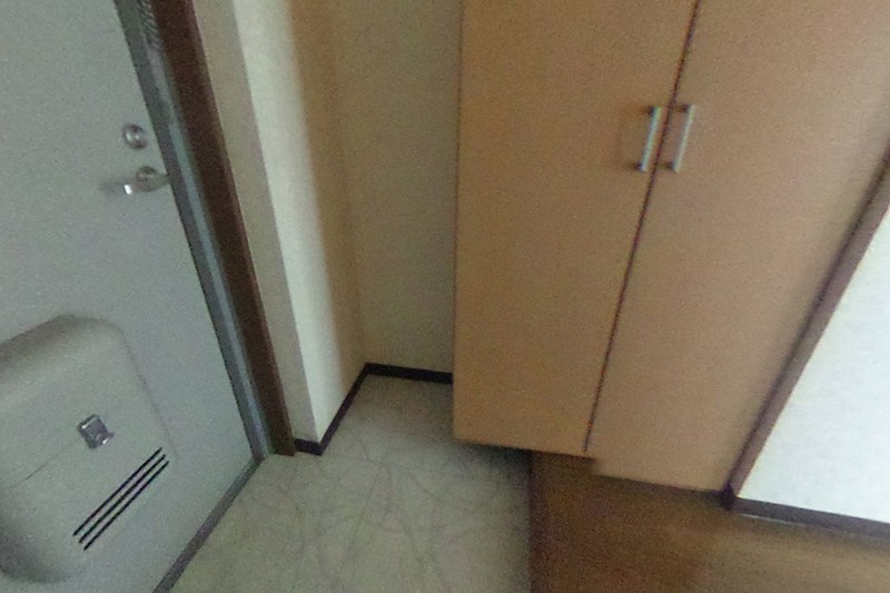 フラットハガ 玄関
