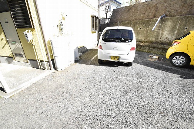 ファミーユＩＳＥＨＡＲＡ　Ｂ棟 駐車場
