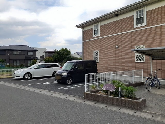 レジデンス依知 駐車場