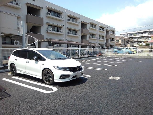 ル・ソレイユ 駐車場