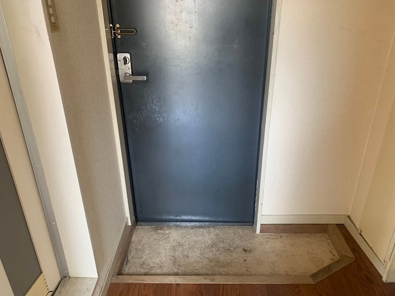 ネオパレス海老名第３ 玄関