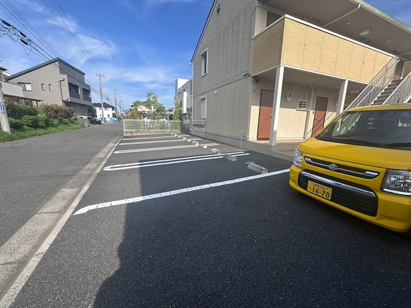 ロイヤルヒルズR 駐車場