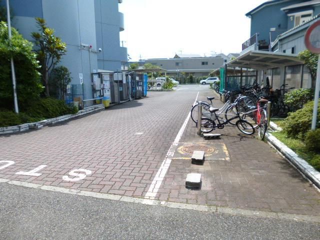 エストレージャ湘南 駐車場