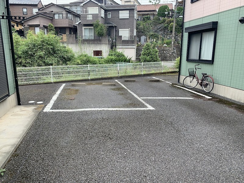 イーエムプットＡ 駐車場