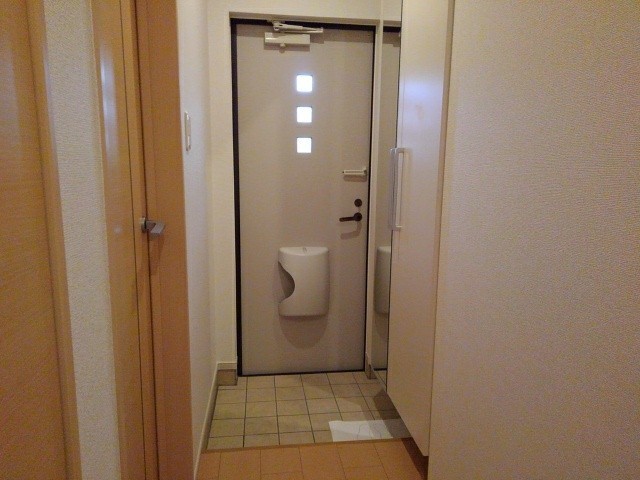 ロイヤルモアＣ 玄関
