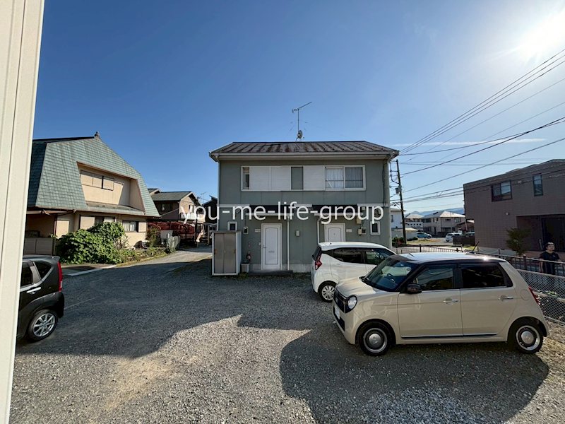 メイグランデB 駐車場