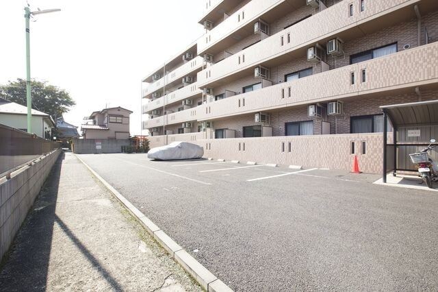 スカーレット 駐車場