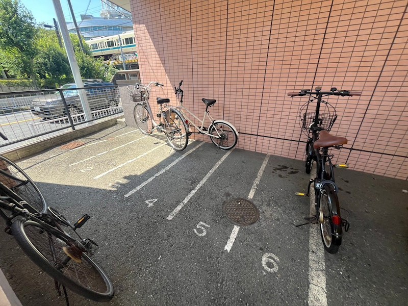 メゾンイレーヌ 駐車場