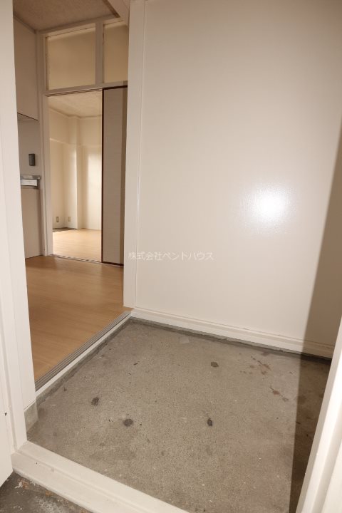 ヴィラナリー築出 玄関
