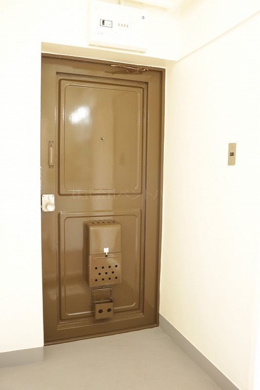 ヴィラナリー三原 玄関