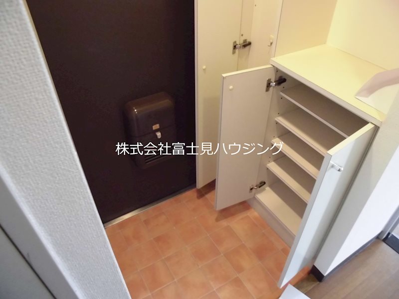 エランヴィタル新中野 玄関