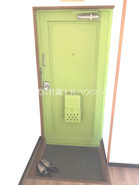 丸共ハイツ 玄関