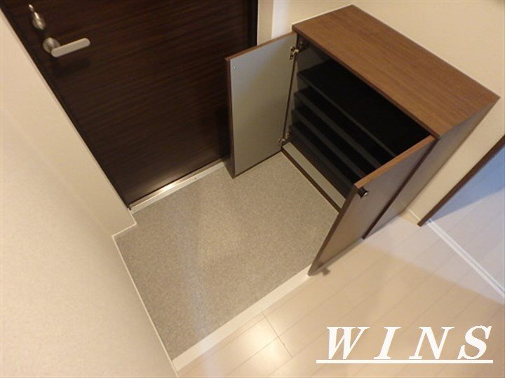 プラス・ネオン 玄関