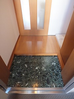 サンパラッツオ六番館 玄関